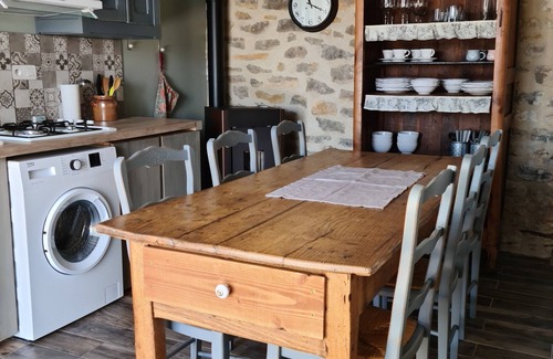 Saint-Pantaleon-de-Larche Cottage | Charming cottage in the countryside