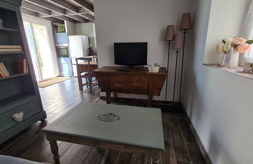 Saint-Pantaleon-de-Larche Cottage | Charming cottage in the countryside