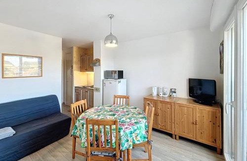 Merville-Franceville-Plage Apartment | Charmant Studio Cabine 4 Pers, Balcons, Parking Privé, à 300m de la Plage de Merville-Franceville - FR-1-465-37