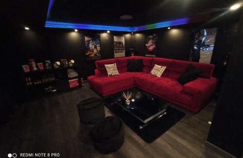 Auffargis Villa | Charmante maison avec piscine chauffée, salle de cinéma et bar