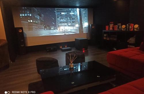 Auffargis Villa | Charmante maison avec piscine chauffée, salle de cinéma et bar