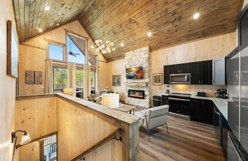 Sevierville House | Charmed Waters Cottage - Family Lake Getaway