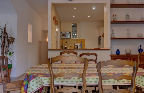 Sainte-Cecile-les-Vignes Ski Chalet | Charming village house with garden and private pool in Provence