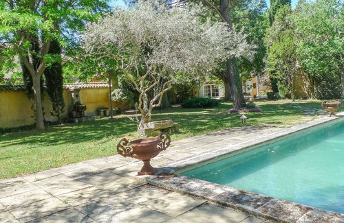 Sainte-Cecile-les-Vignes Ski Chalet | Charming village house with garden and private pool in Provence