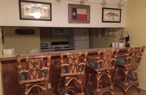 Port Aransas Condo | Charmimg Port Aransas Condo 2BR 2BTH overlooking the pool and tropical grounds