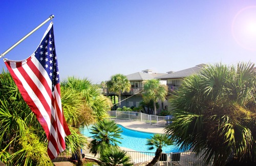 Port Aransas Condo | Charmimg Port Aransas Condo 2BR 2BTH overlooking the pool and tropical grounds