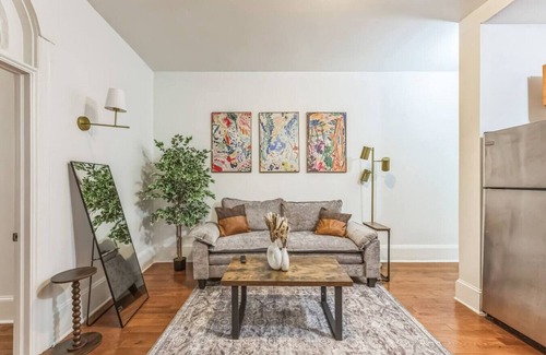Center City West Apartment | Charming 1/1 | Center City | Sleeps 4 | Fast WiFi