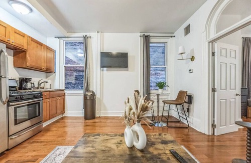 Center City West Apartment | Charming 1/1 | Center City | Sleeps 4 | Fast WiFi