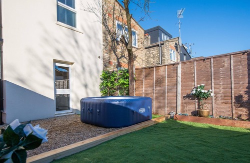 Cann Hall House | Charming 1-Bed House in London