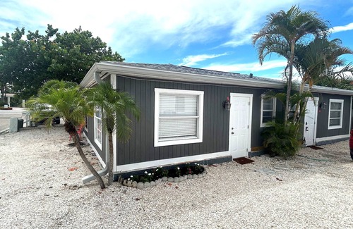 Redington Shores Cottage | Charming 1-bedroom1 -bath Place 100 steps to the beach Redington Shores, FL
