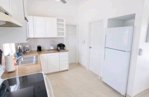 Ocean Point Cottage | Charming 1-bedroom Waterfront cottage in tranquil Chalk Sound