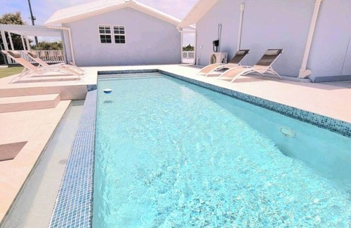 Ocean Point Cottage | Charming 1-bedroom Waterfront cottage in tranquil Chalk Sound