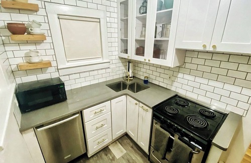 Portsmouth House | Charming 1-Bedroom 1-Bath Unit with Beautiful Riverfront Sunsets in Portsmouth