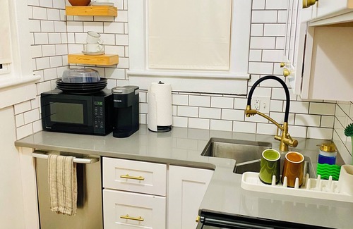 Portsmouth House | Charming 1-Bedroom 1-Bath Unit with Beautiful Riverfront Sunsets in Portsmouth