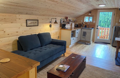 Bellingham Apartment | Charming 1-bedroom 2nd story apartment with WiFi, AC in beautiful Bellingham