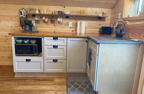 Bellingham Apartment | Charming 1-bedroom 2nd story apartment with WiFi, AC in beautiful Bellingham