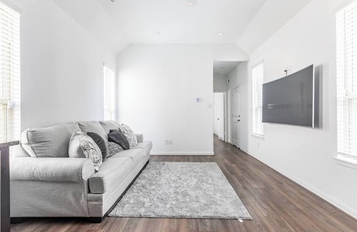 Clodine House | Charming 1-bedroom building in terrific Richmond with WiFi, AC & parking garage