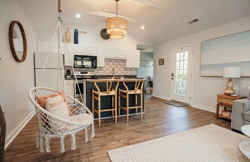 West Ashley Cottage | Charming 1-bedroom cottage in amazing Charleston