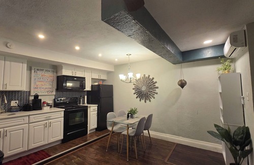Denton Cottage | Charming 1-bedroom cottage with WiFi and AC in wonderful Denton