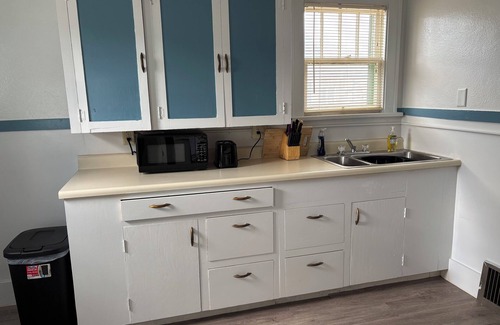 Rawlins House | Charming 1-bedroom Duplex with AC, WiFi, Gym access etc.