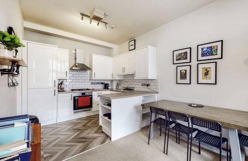 Syon Apartment | Charming 1 bedroom flat with parking in Brentford