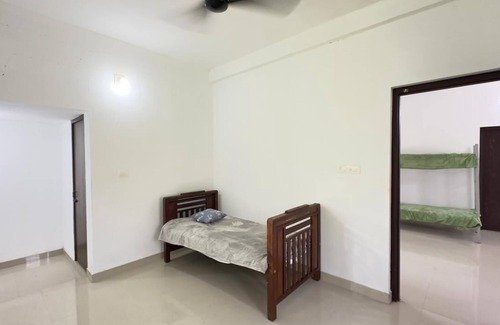 Quilandi House | Charming 1-bedroom house in Koyilandy with WiFi and 2 bunk beds