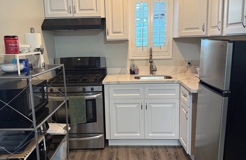 Hawthorne House | Charming 1-bedroom house in Hawthorne with AC