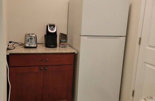 Southgate House | Charming 1-bedroom house in brilliant Milwaukie with AC