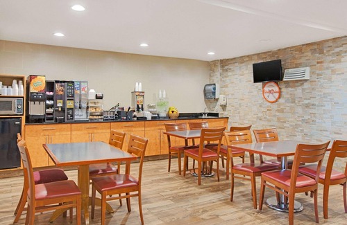 Queens Hotel | Charming 1 bedroom hotel with AC and WiFi in pleasant Jamaica