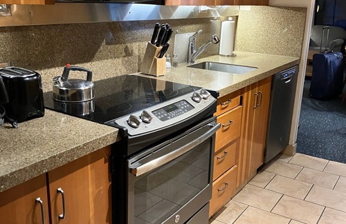 Salt Lake Mountain Resorts Condo | Charming 1-bedroom Iron Blosam ski condo in Snowbird Utah