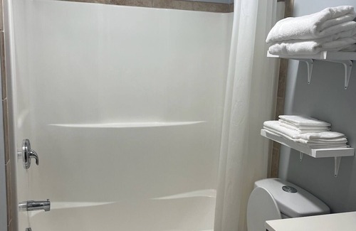 Knob Noster House | Charming 1-bedroom 3 Miles from Whiteman AFB Knob Noster with AC, WiFi