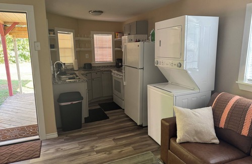 Nacogdoches Cottage | Charming 1-bedroom cottage in Nacogdoches with WiFi, AC, and privacy