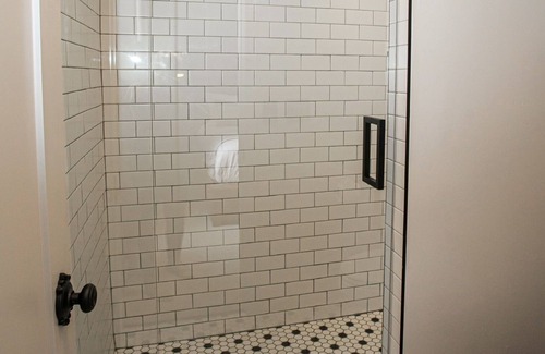 Jacksonville Hotel | Charming 1 BR Queen Guest Room at the Historic Jacksonville Inn. Walk to downtown shops, dining, and the Britt Festival grounds. Perfect for a quick stopover or a romantic Oregon wine country visit.