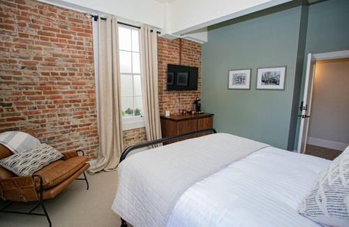 Jacksonville Hotel | Charming 1 BR Queen Guest Room at the Historic Jacksonville Inn. Walk to downtown shops, dining, and the Britt Festival grounds. Perfect for a quick stopover or a romantic Oregon wine country visit.