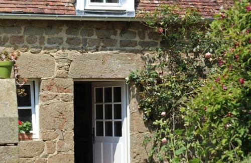 La Carneille Cottage | Charming 15th-century house with garden, perfect for a couple with WiFi