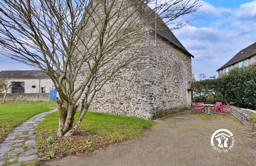 Bonchamp-les-Laval Cottage | Charming 16th-Century Cottage with Private Lake near Laval
