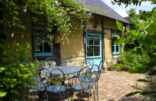 Sainte-Opportune Cottage | Charming 1780 House with Lush Garden and WIFI