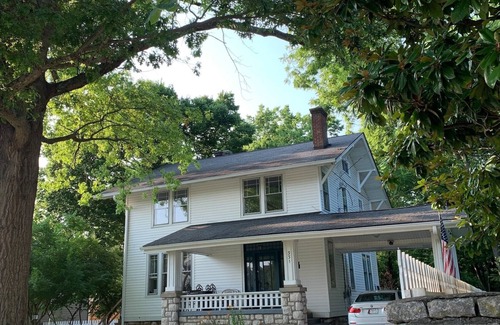 Versailles House | Charming 1930s home in the heart of horse country