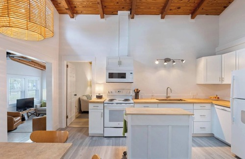 Tranquil Harbour House | Charming 1960s Cottage 3 Min Beach and Shops