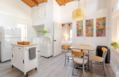 Tranquil Harbour House | Charming 1960s Cottage 3 Min Beach and Shops