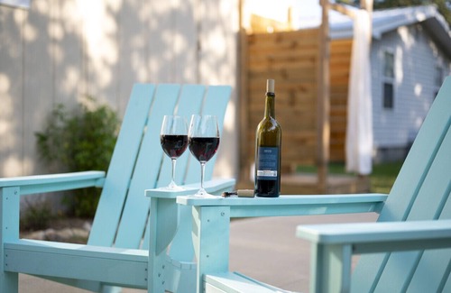 Tranquil Harbour House | Charming 1960s Cottage 3 Min Beach and Shops