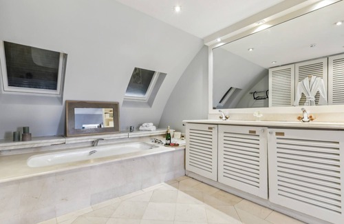 Quartier de la Place-Vendome Apartment | Charming 1BR near Tuileries & Louvre