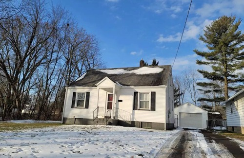 Austintown House | Charming 2 bd Pet Friendly Austintown Home