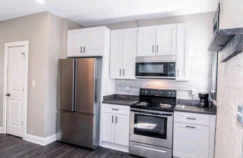 Near East Columbus House | Charming 2-bed 1/2 duplex with ensuite bathrooms, Wi-Fi, close to everything!