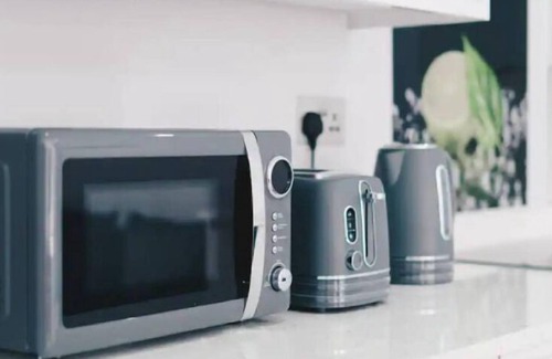 Reading City Centre Apartment | Charming 2 Bed 2 Bath Flat & Parking by CozyNest