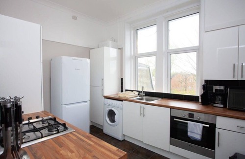 Giffnock Apartment | Charming 2 Bed Flat in Giffnock