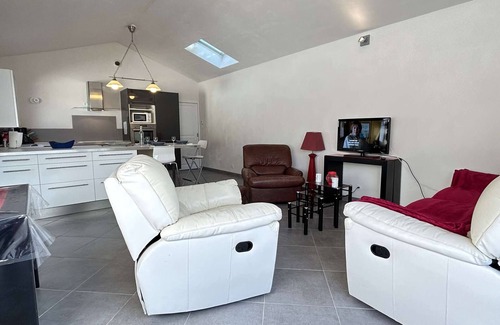 La Gueriniere House | Charming 2-Bed House, Sleep 5, Near Beach with Garden & BBQ
