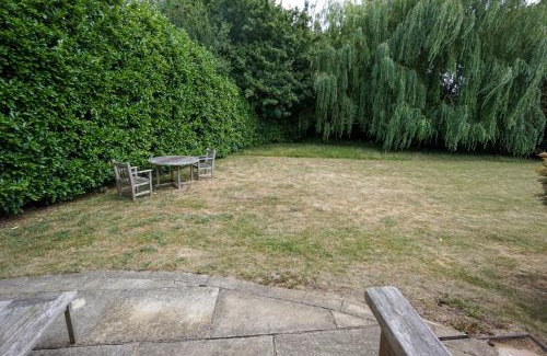 East Finchley House | Charming 2-Bed House near Hampstead Heath Garden