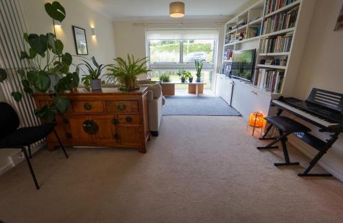 East Finchley House | Charming 2-Bed House near Hampstead Heath Garden