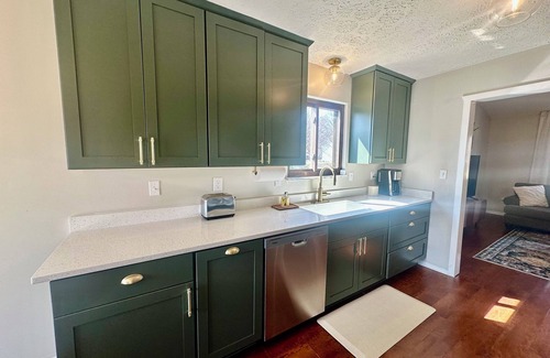 Grove City House | Charming 2-bed House w/King Bed & Garage in Grove City, Mins from 71 & Columbus